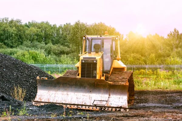 Bulldozer Muddrör Spillror Väg Konstruktion Ljuset Morgonsolen — Stockfoto