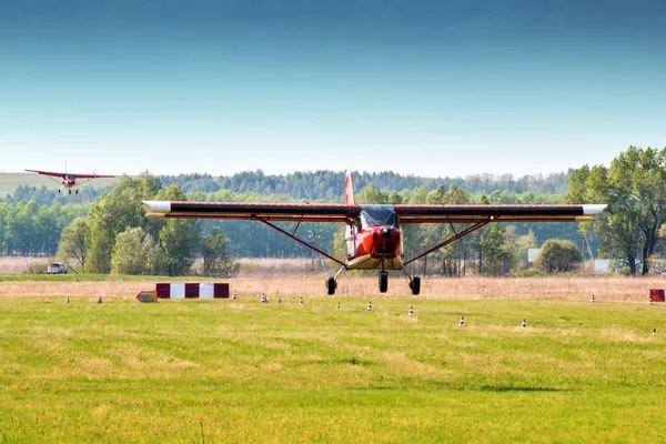 Přistání Dvou Červených Soukromých Letadel Jeden Druhém Malém Letišti — Stock fotografie