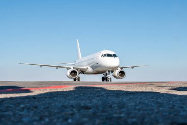 Havaalanı önlük beyaz bir yolcu jet uçağı taksi