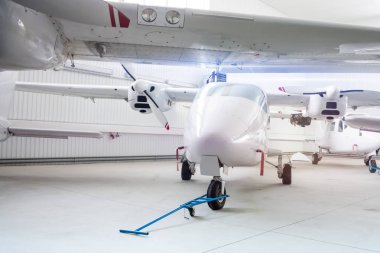 Hangarda yüksek kanatlı çift motorlu hafif uçaklar