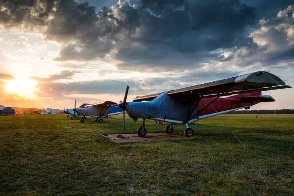 Kleine Privé Vliegtuigen Geparkeerd Het Vliegveld Bij Pittoreske Zonsondergang — Stockfoto