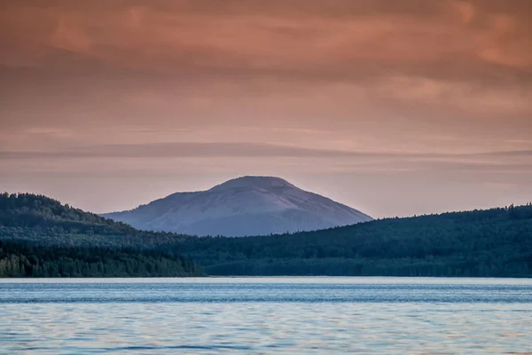 Lac Forêt Conifères Montagne Coucher Soleil — Photo