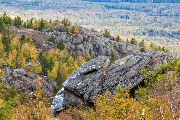 Rotsachtige Bergketens Het Herfstbos — Stockfoto