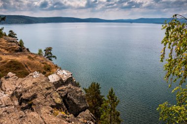 Resimli bir gölün kayalık kıyısı