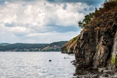 Resimli bir gölün kayalık kıyısı