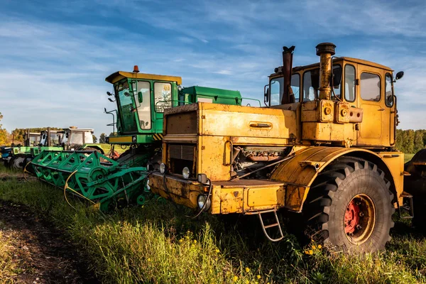 Wheeled Tractors Combine Harvester Standing Row Agricultural Field — Stock Photo, Image
