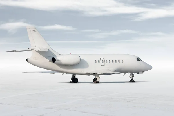 Moderní Bílá Firemní Business Jet Izolované Světlém Pozadí Oblohou — Stock fotografie