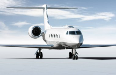 Modern beyaz şirket jeti gökyüzü ile izole edilmiş.