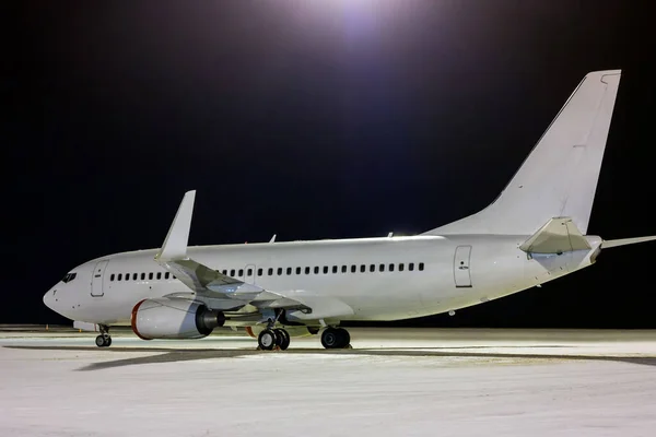 Biały Samolot Pasażerski Płycie Lotniska Nocy Zimie — Zdjęcie stockowe