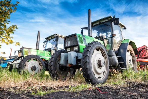 Modern Kerekes Mezőgazdasági Traktorok Betakarító Berendezéssel Szántóföldön — Stock Fotó