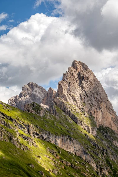 Geisler Grubu 'ndan Gran Fermeda ve Sass Rigais' in dramatik dağ zirvesi. Puez-Odle doğa parkındaki Odle grubu, İtalyan Dolomitler Alpleri 'ndeki Val Gardena' da parçalı bulutlu bir gökyüzüne karşı hızla yükseliyor.