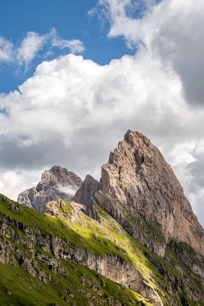 Geisler Grubu 'ndan Gran Fermeda ve Sass Rigais' in dramatik dağ zirvesi. Puez-Odle doğa parkındaki Odle grubu, İtalyan Dolomitler Alpleri 'ndeki Val Gardena' da parçalı bulutlu bir gökyüzüne karşı hızla yükseliyor.