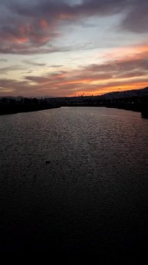 Kabarık oluşumlar yer değiştirip değişirken, dinamik bulutlar gökyüzünü süpürüyor. Etkileyici bir zaman atlaması dramatik bulut hareketini ve değişen hava modellerini gösteriyor.