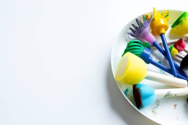 Beyaz arka planda renkli köpük boya fırçaları. Yüksek kalite.