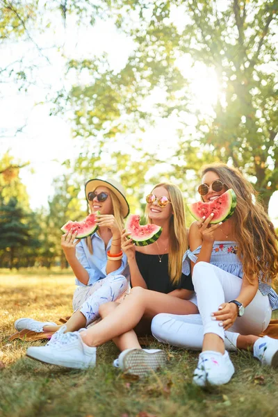 Três Raparigas Simpáticas Divertir Comer Melancia Parque Excelente Clima Ensolarado — Fotografia de Stock