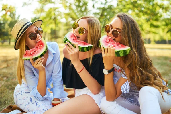三好女孩在公园里吃西瓜很开心 良好的阳光明媚的天气 美丽的身影 超级情绪 暑期理念 — 图库照片