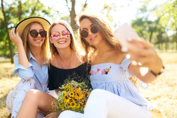 Tres Chicas Guapas Divirtiéndose Parque Haciendo Selfie Excelente Clima Soleado — Foto de Stock