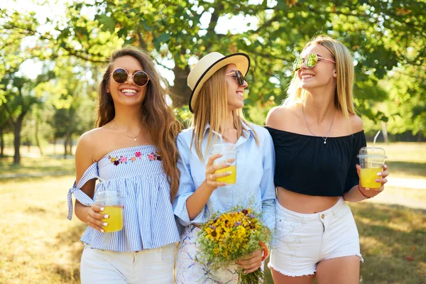 Três Raparigas Simpáticas Divertir Beber Sumo Amarelo Parque Excelente Clima — Fotografia de Stock