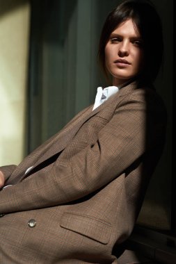 Kahverengi elbiseli Genç zarif kadın portresi yüksek moda sokakta yürümek. Yaz ışıklar tadını çıkarın. Moda fotoğraf