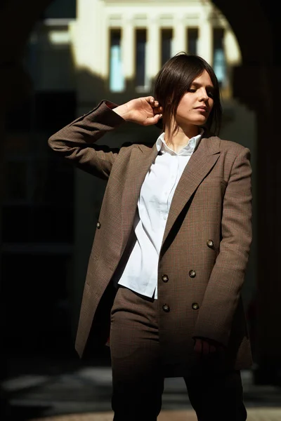 Retrato Alta Moda Jovem Mulher Elegante Terno Marrom Andar Rua — Fotografia de Stock