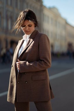 Kahverengi elbiseli Genç zarif kadın portresi yüksek moda sokakta yürümek. Yaz ışıklar tadını çıkarın. Moda fotoğraf