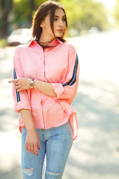 캐주얼 거리에 여자의 초상화 분홍색 셔츠와 청바지 개념입니다 소녀입니다 석양을 — 스톡 사진