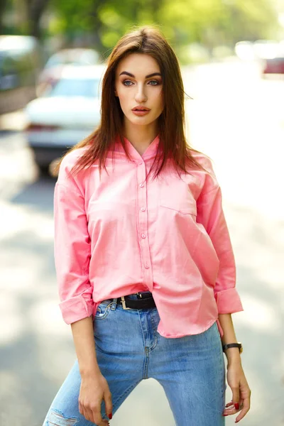 Portret Van Jonge Mooie Vrouw Casual Kleding Straat Gekleed Een — Stockfoto