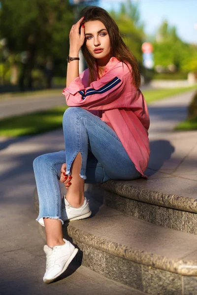 Портрет Молодой Красивой Женщины Повседневной Одежде Улице Одетый Розовую Рубашку — стоковое фото