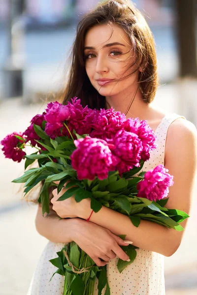 Lente Zomer Stijl Mooie Jonge Brunette Vrouw Een Mooi Voorjaar — Stockfoto