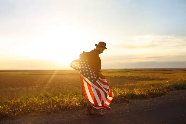 Juli Amerikanska Flag Patriotic Semester Resenär Med Flaggan Amerika Mannen — Stockfoto