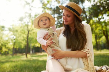 mutlu uyumlu aile açık havada. Anne ile bebeği var fan, gülüyor ve niteliğine yaz oynarken. mutlu bir aile kavramı. yaz gecesi