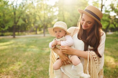 mutlu uyumlu aile açık havada. Anne ile bebeği var fan, gülüyor ve niteliğine yaz oynarken. mutlu bir aile kavramı. yaz gecesi