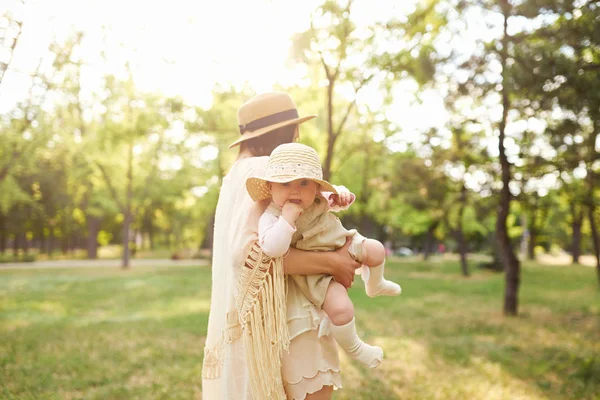 Feliz Familia Armoniosa Aire Libre Madre Con Bebé Tienen Ventilador — Foto de Stock