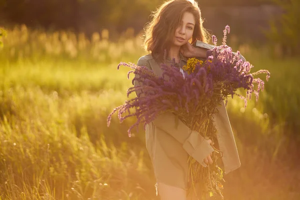 Porträtt Vacker Flicka Med Bukett Lavendel Solnedgången Ljus Och Vackra — Stockfoto
