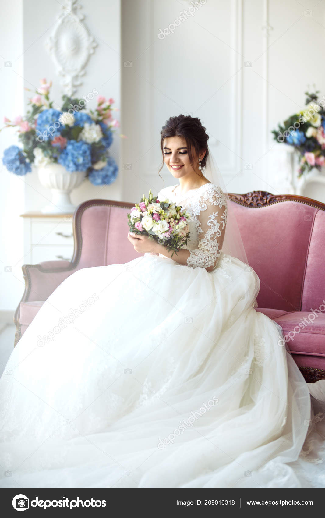 Beautiful Bride Fashion Wedding Hairstyle White Background Wedding Studio  Shoot Stock Photo by © 209016318
