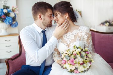 Şaşırtıcı gülümseyen düğün çifti. Güzel gelin ve şık damat. Yeni evliler hoşlanıyoruz. Studio fotoğraf, güzel iç