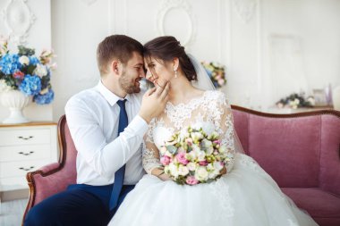 Şaşırtıcı gülümseyen düğün çifti. Güzel gelin ve şık damat. Yeni evliler hoşlanıyoruz. Studio fotoğraf, güzel iç