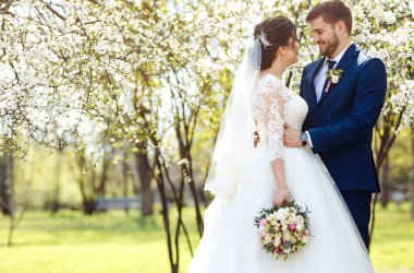 Genç ve güzel gelin ve damat hoşlanıyoruz. Evlilik çift romantik anlar dışında zevk