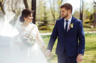 Genç ve güzel gelin ve damat hoşlanıyoruz. Evlilik çift romantik anlar dışında zevk