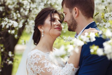 Genç ve güzel gelin ve damat hoşlanıyoruz. Evlilik çift romantik anlar dışında zevk