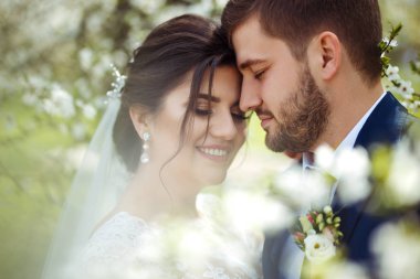 Genç ve güzel gelin ve damat hoşlanıyoruz. Evlilik çift romantik anlar dışında zevk