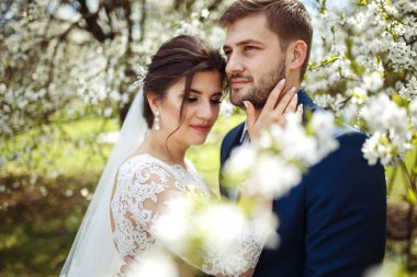 Genç ve güzel gelin ve damat hoşlanıyoruz. Evlilik çift romantik anlar dışında zevk