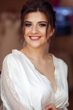 -Beyaz moda düğün saç modeli ile güzel gelin düğün arka plan. Stüdyo çekimi. Buket çiçek ile güzel gelin