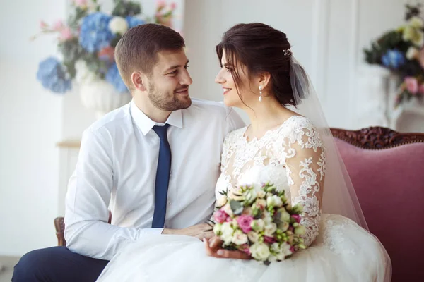 Úžasné Usměvaví Svatební Pár Hezká Nevěsta Ženich Stylový Novomanželé Navzájem — Stock fotografie