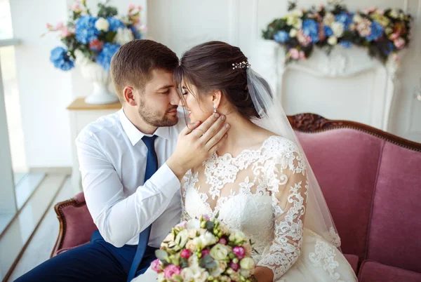 Erstaunlich Lächelndes Hochzeitspaar Hübsche Braut Und Stilvoller Bräutigam Studioaufnahme Schönes — Stockfoto