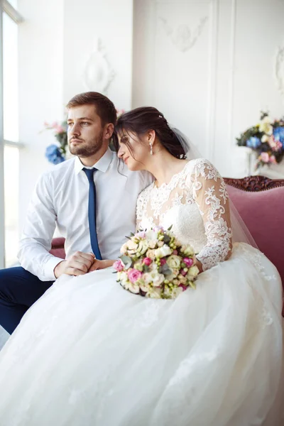 Úžasné Usměvaví Svatební Pár Hezká Nevěsta Ženich Stylový Novomanželé Navzájem — Stock fotografie