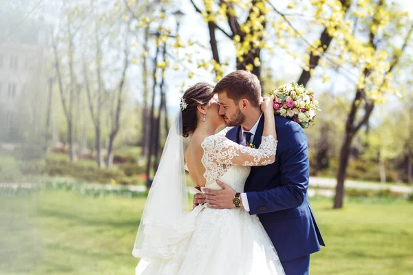 Noiva Jovem Bonita Noivo Desfrutar Uns Dos Outros Casamento Casal — Fotografia de Stock
