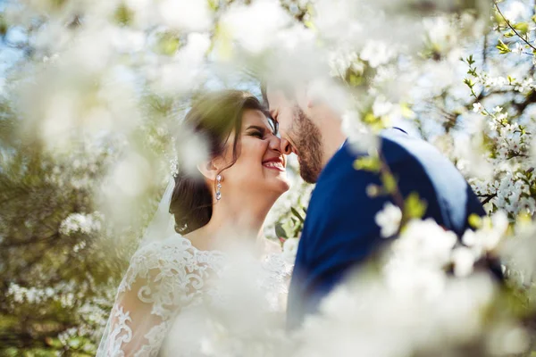 Genç Güzel Gelin Damat Hoşlanıyoruz Evlilik Çift Romantik Anlar Dışında — Stok fotoğraf