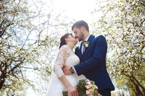 Giovane Bella Sposa Sposo Godere Altro Matrimonio Coppia Godendo Momenti — Foto Stock