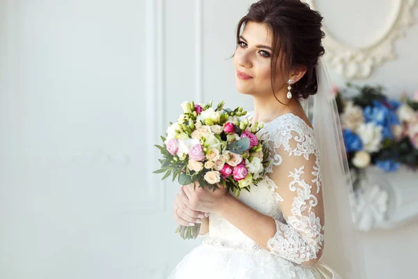 Schöne Braut Mit Mode Hochzeitsfrisur Auf Weißem Hintergrund Hochzeit Studio — Stockfoto